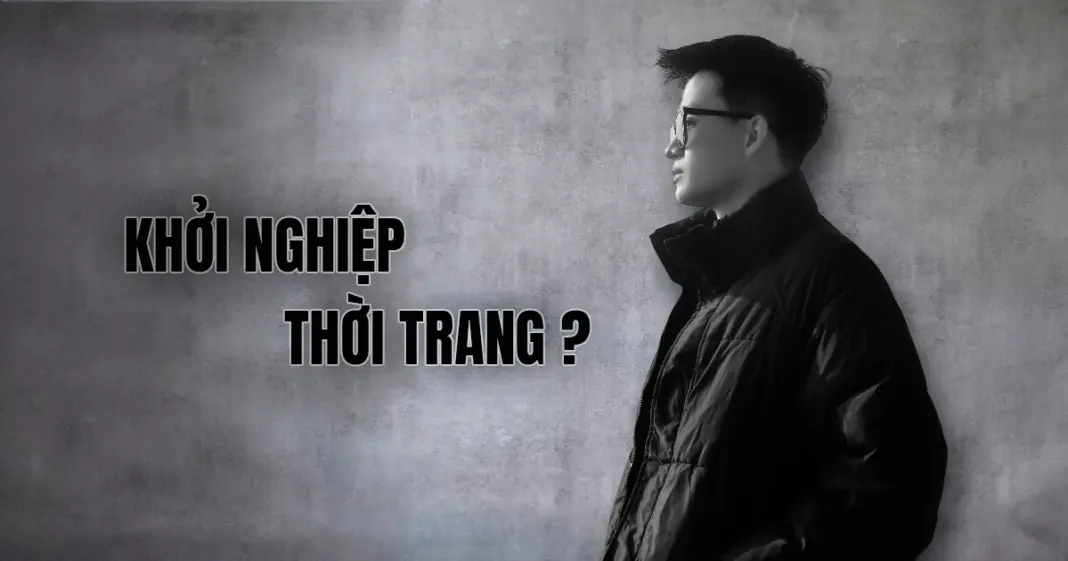 Người đàn ông mặc áo khoác đen nhìn nghiêng, cạnh dòng chữ “Khởi nghiệp thời trang?” trên nền xám.